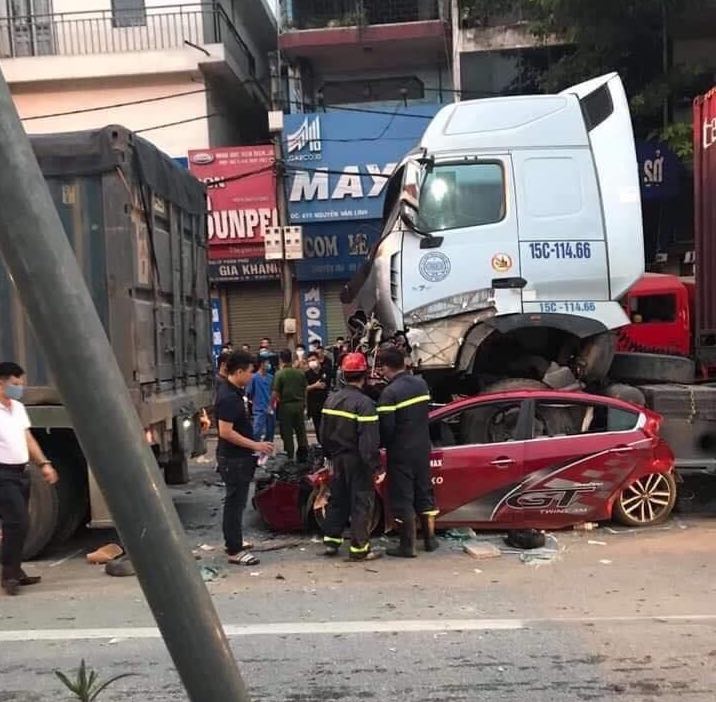 &nbsp;Vào khoảng 3h15 ngày 4/8 tại đường Nguyễn Văn Linh, khu vực Sài Đồng, (Long Biên, Hà Nội), xe ô tô biển số 15C-114.66 kéo theo rơ mooc 15R-046.41 do Lê Thế Tuyển (SN 1988, ở Tiền Phong, Vĩnh Bảo, Hải Phòng) điều khiển đi trên đường Nguyễn Văn Linh chiều từ Trâu Quỳ hướng Cầu Chui, khi đến khu vực đèn đỏ đã đâm vào đuôi xe ô tô con mang biển số Hà Nội.