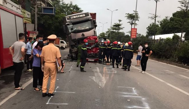 Lực lượng chức năng có mặt tại hiện trường để cứu nạn cứu hộ và điều tra nguyên nhân vụ tai nạn.