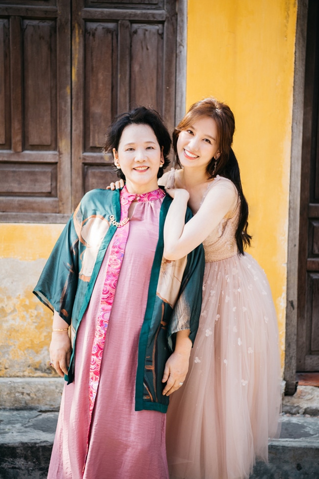 Trước đó, Hari Won từng khoe bộ ảnh đi du lịch riêng lần đầu với mẹ ruột sau 4 năm kết hôn. Địa điểm cô và mẹ ruột đi du lịch là ở Hội An (Quảng Nam).
