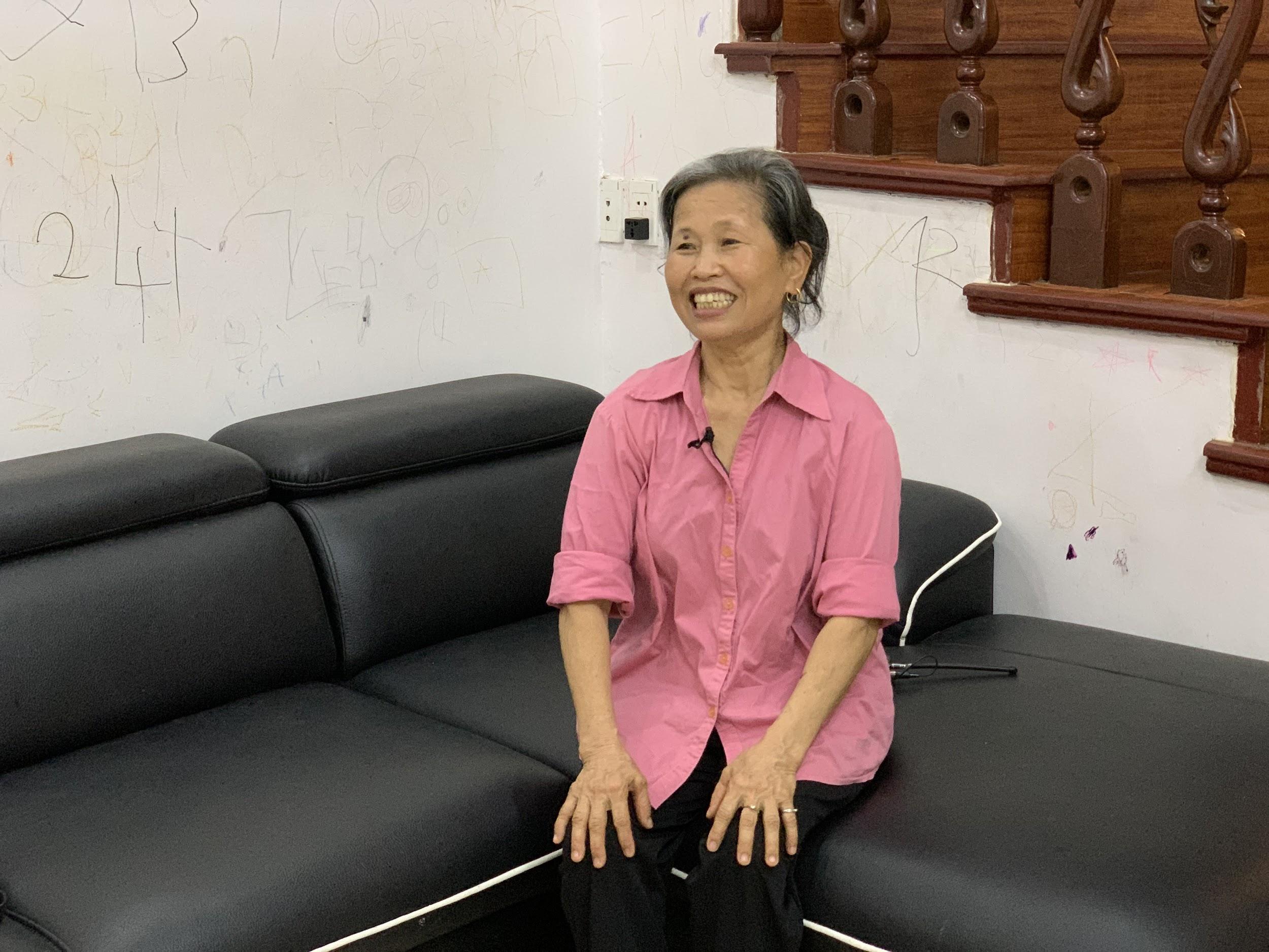Giọng nói trong trẻo luôn là điều rất quan trọng với bà Chuyền