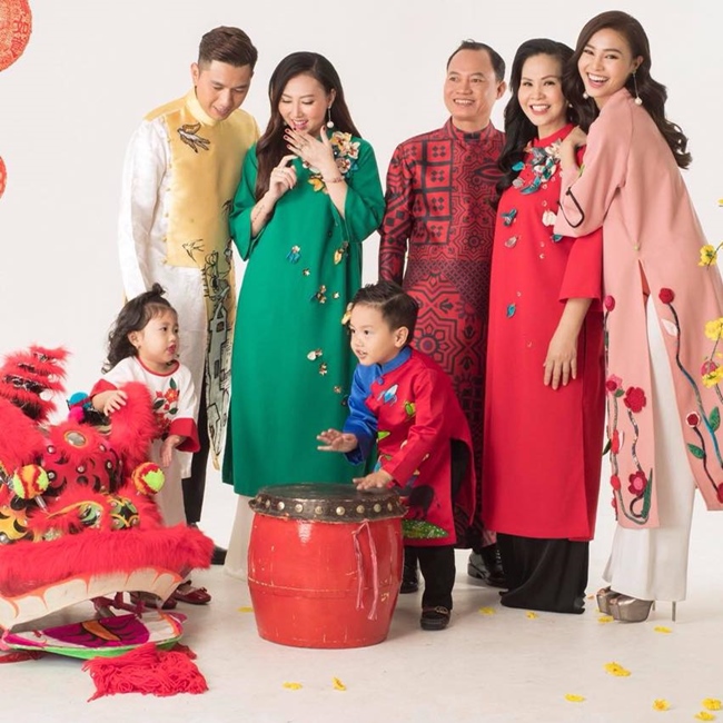 Gia đình Lan Ngọc cùng diện áo dài trong bộ ảnh đầu xuân năm mới.
