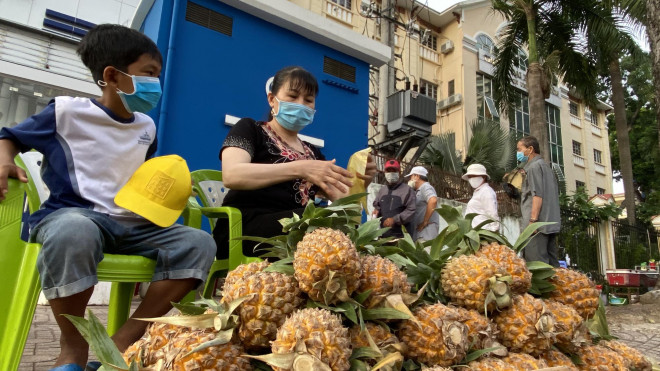 Người dân mang khẩu trang trật tự nhận thực phẩm miễn phí.