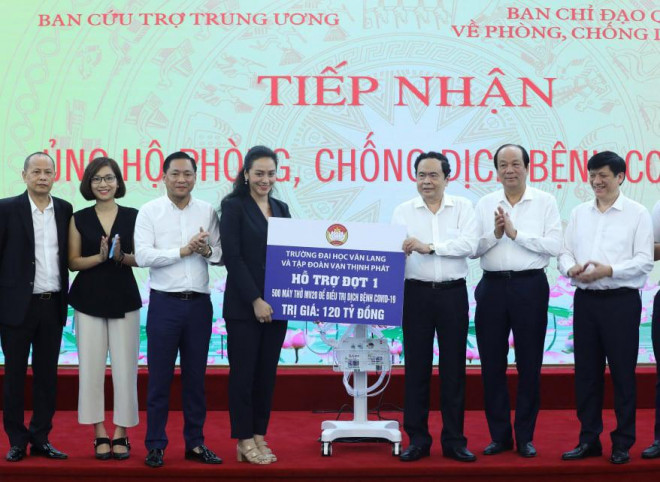 Mặt trận Tổ Quốc Việt Nam tiếp nhận 500 máy thở từ các nhà tài trợ - Ảnh: N.Thắng