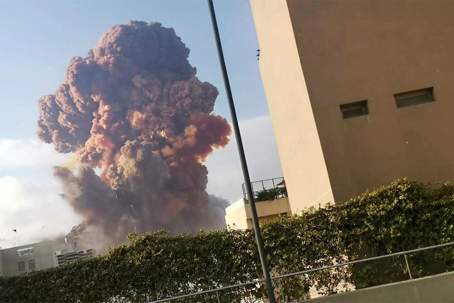 Khói bốc lên sau vụ nổ cực lớn ở Lebanon hôm 4-8. Ảnh: Reuters