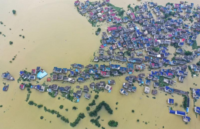 Lũ lụt gần hồ Bà Dương ở huyện Bà Dương, tỉnh Giang Tây (Trung Quốc) ngày 15-7. Ảnh: STR/GETTY IMAGES