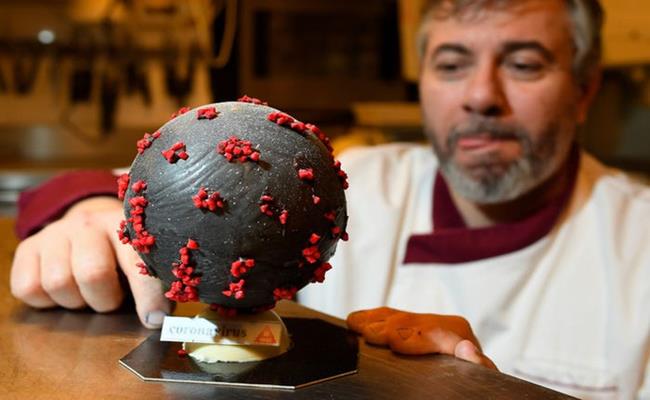 Một thợ làm bánh tại Pháp cũng “bắt kịp xu hướng” khi thiết kế những chiếc bánh chocolate mang hình virus corona chủng mới.
