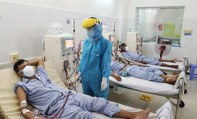 Nhân viên y tế chăm sóc bệnh nhân COVID-19 chạy thận nhân tạo tại BV Đà Nẵng. (Ảnh: Dương Hải)&nbsp;