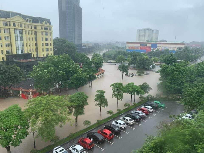 Suốt từ đêm 4 sang ngày 5/8, khu vực TP Vĩnh Yên (Vĩnh Phúc) đã có mưa lớn kéo dài. Những cơn mưa tầm tã trút xuống khiến nhiều tuyến đường bị ngập sâu trong nước.