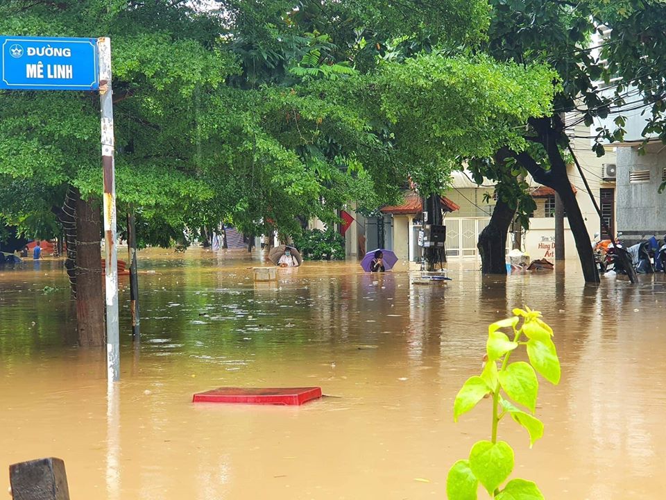 Đặc biệt, khu vực đường Mê Linh, đường Nguyễn Tất Thành có chỗ ngập sâu khoảng 1m, ảnh hưởng nghiêm trọng đến cuộc sống của người dân.