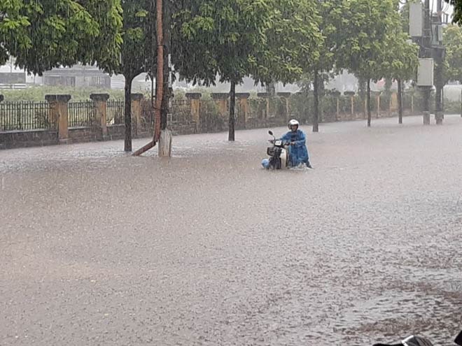 Tình trạng ngập lụt đã khiến nhiều phương tiện giao thông, đặc biệt là xe máy, xe đạp di chuyển khó khăn.