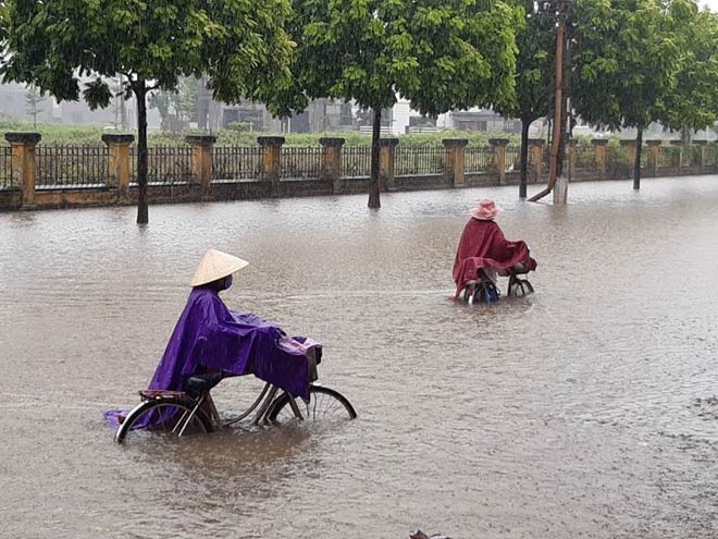 Mưa lớn khiến TP Vĩnh Yên ngập sâu, nhiều phương tiện “bơi” trong nước - 4