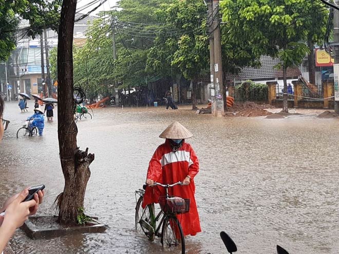 Nhiều người đi xe đạp&nbsp;phải xuống dắt xe di chuyển trong nước để đảm bảo an toàn.