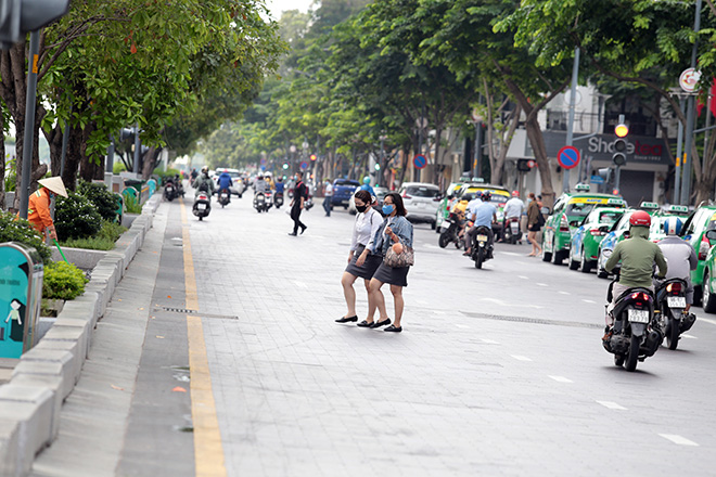 Ảnh: Người Sài Gòn đeo khẩu trang mọi lúc mơi nơi để phòng chống dịch bệnh COVID-19 - 11