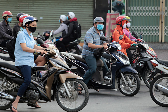 Người dân TP.HCM chấp hành việc đeo khẩu trang để phòng chống dịch bệnh COVID-19.