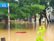 Tin tức trong ngày - Mưa lớn khiến TP Vĩnh Yên ngập sâu, nhiều phương tiện “bơi” trong nước