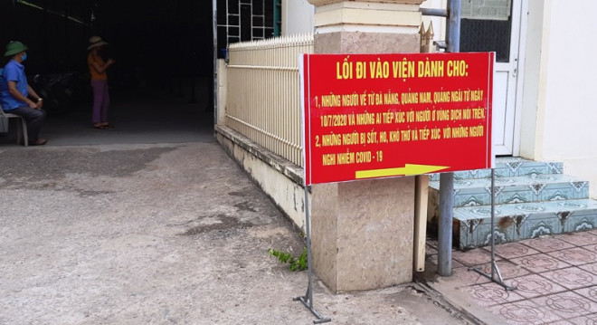 Tại BV Đa khoa huyện Yên Thành có một lối đi vào viện riêng dành cho những người về từ Đà Nẵng, Quảng Nam, Quảng Ngãi từ ngày 10-7. Ảnh: ĐẮC LAM