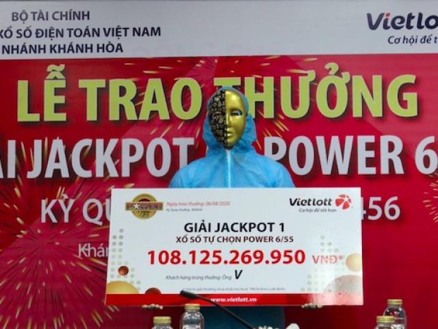Chủ nhân Jackpot hơn 108 tỉ trùm kín áo chống virus đi nhận giải