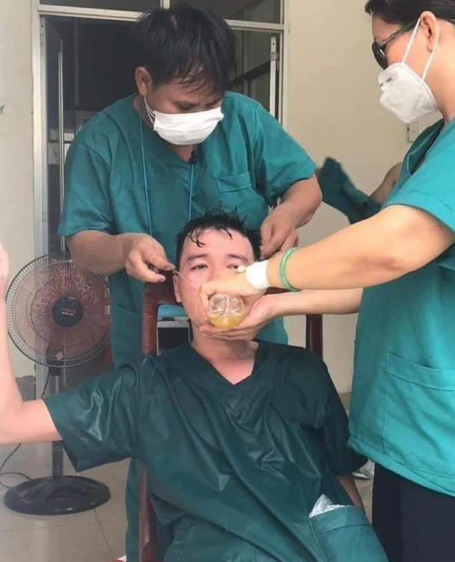 Nhân viên Trung tâm cấp cứu 115 TP Đà Nẵng kiệt sức được đồng nghiệp sơ cứu sau khi hoàn thành nhiệm vụ.
