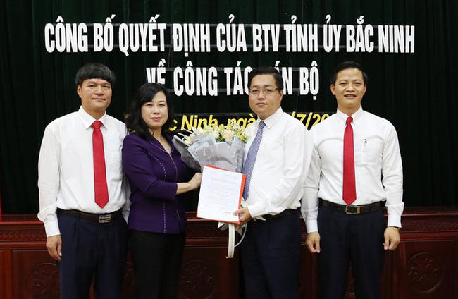 Ông Nguyễn Nhân Chinh (thứ hai từ phải qua) rời ghế Bí thư Thành ủy Bắc Ninh sau 13 ngày. Ảnh Tỉnh đoàn Bắc Ninh