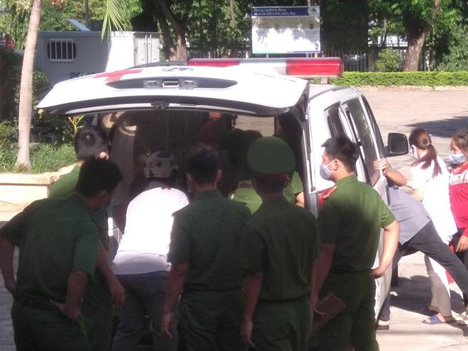 Lực lượng công an đưa ông Ẩn đến Bệnh viện đa khoa tỉnh Bình Định cấp cứu. Ảnh Trường An