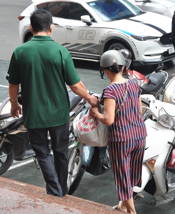 Hai cụ già ôm bao tiền ra về vì không mua được vàng.