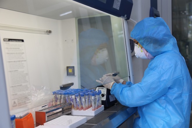 Cán bộ y tế Quảng Nam lấy mẫu xét nghiệm COVID-19 những người có khả năng bị lây nhiễm.