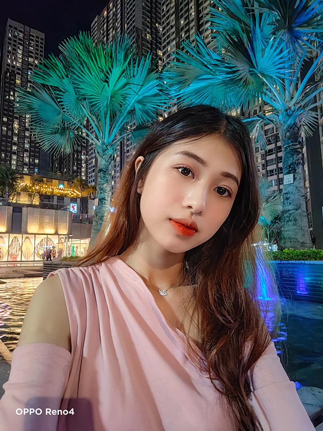 Selfie bằng smartphone OPPO vốn đã nổi tiếng đẹp nay còn ấn tượng hơn nữa nhờ tính năng Siêu Chụp Đêm có ở Reno4