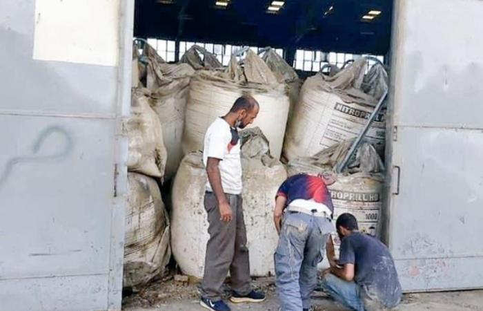 Lô hàng ammonium nitrate tại kho số 12 thuộc cảng Beirut (ảnh: NY Times)