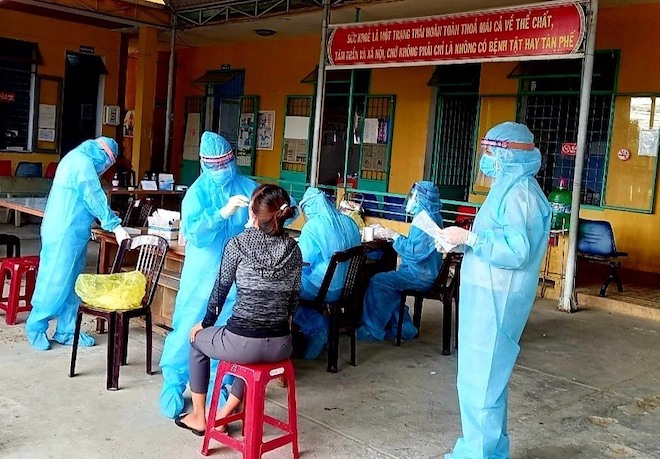 Cán bộ y tế ở Quảng Nam đang lấy mẫu xét nghiệm COVID-19 của người có khả năng bị lây nhiễm.