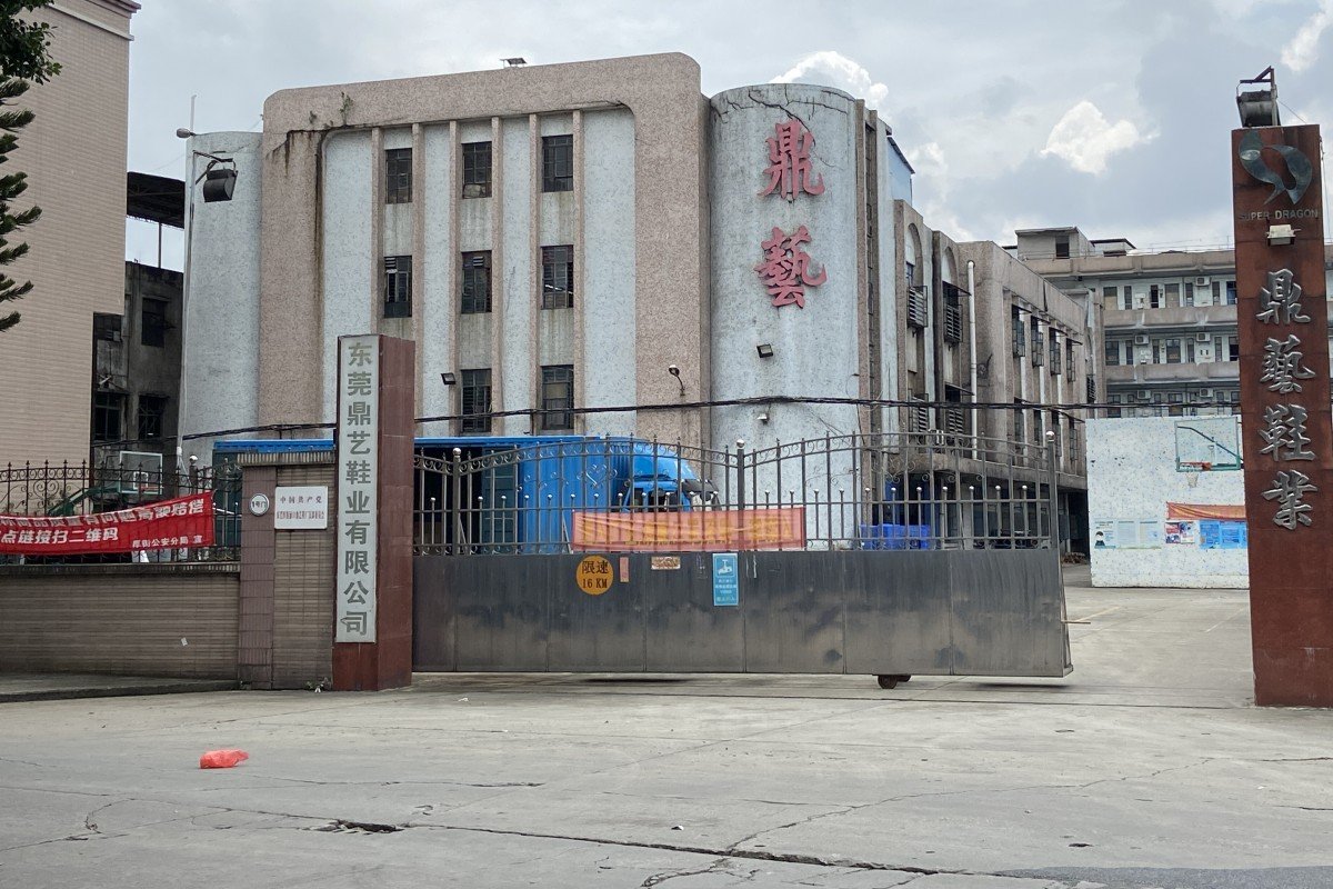 Một công ty sản xuất giày ở thành phố Đông Hoản, Trung Quốc bị đóng cửa (ảnh: SCMP)