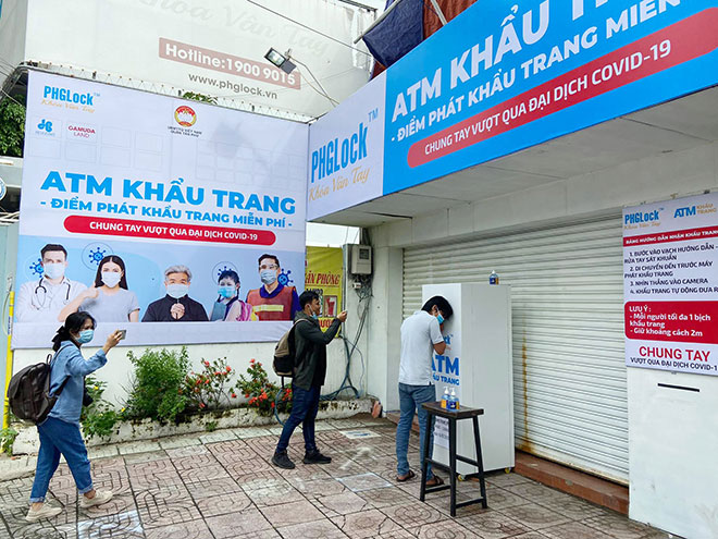 &nbsp;Sáng 6/8, “ATM khẩu trang” trên đường Vườn Lài (quận Tân Phú, TP HCM) đã đi vào hoạt động để phát khẩu trang miễn phí cho người dân trong giai đoạn dịch COVID-19 đang bùng phát trở lại. Đây cũng là địa chỉ quen thuộc của cây “ATM gạo” đầu tiên tại Việt Nam.