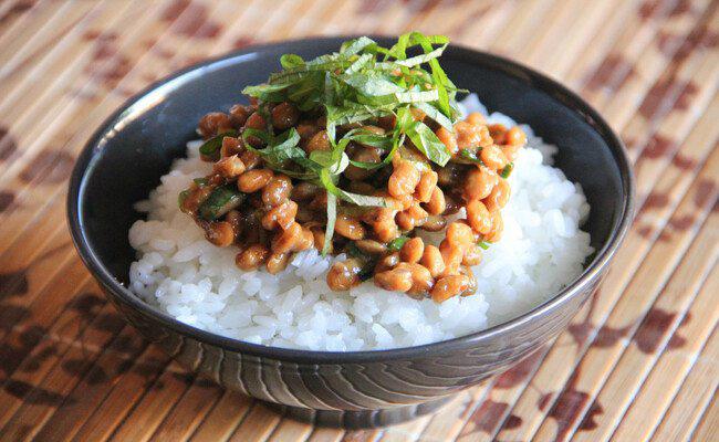 Đậu Natto của Nhật Bản là món ăn làm bằng đậu nành lên men và có hình thức không hề bắt mắt. Không những vậy, đậu Natto còn có mùi rất khó chịu nhưng lại được sử dụng phổ biến ở Nhật Bản. Natto thường được ăn vào bữa sáng với cơm, sushi hoặc cho thêm vào mì. Sản phẩm này được bán với giá hơn 60 ngàn đồng/3 hộp 45gr.