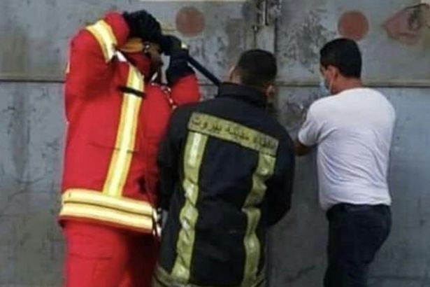 3 lính cứu hỏa cố gắng vào trong nhà kho bốc cháy ở Liban.