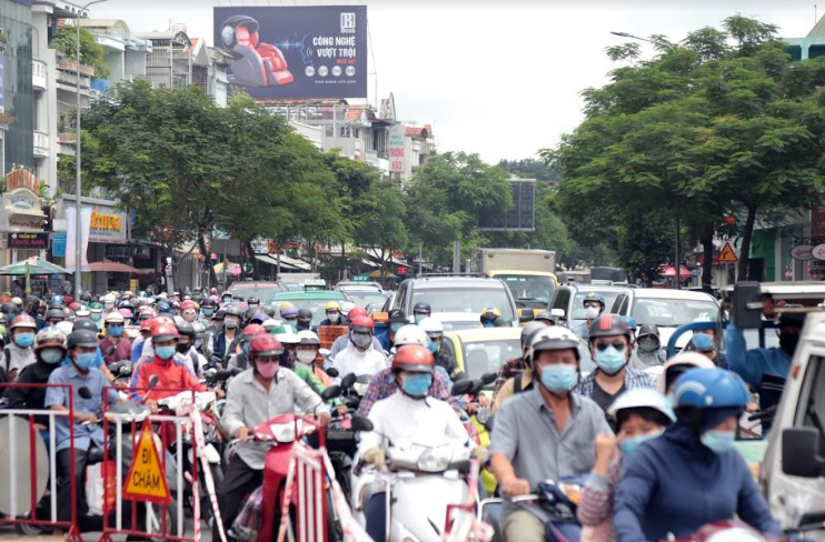 Giao thông qua khu vực “hố tử thần” bị ùn ứ nghiêm trọng