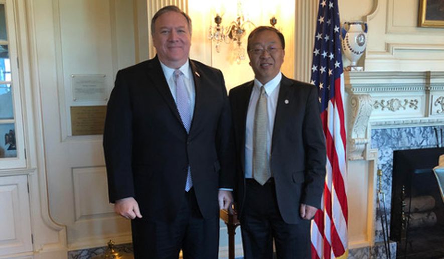Ông Miles Yu (phải) là cố vấn của Ngoại trưởng Mỹ Mike Pompeo.