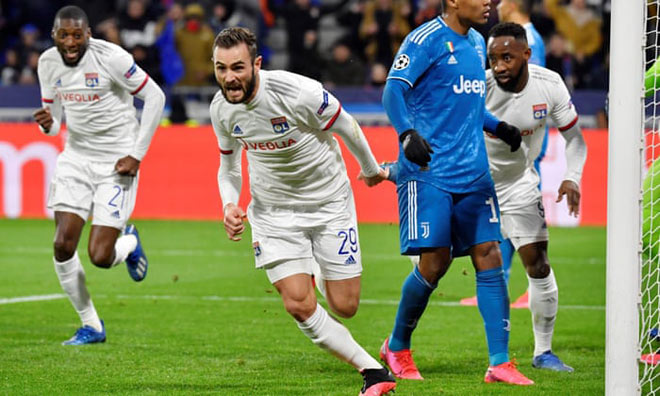 Lucas Tousart (số 29) ăn mừng bàn thắng giúp Lyon nắm lợi thế trước Juventus ở lượt đi vòng 1/8 Champions League mùa này