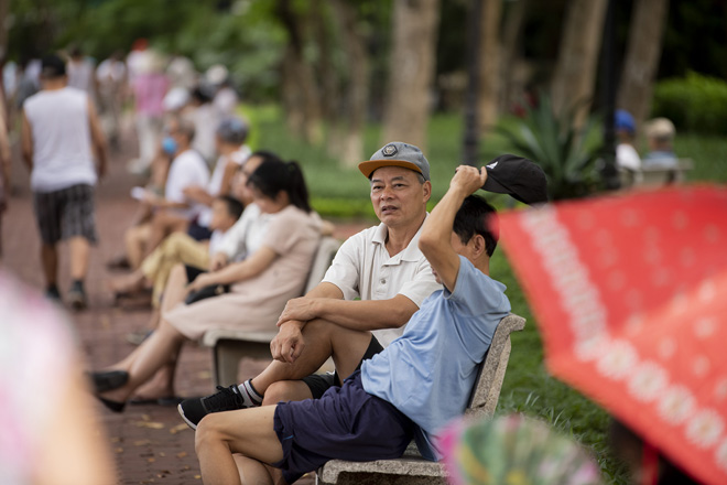 Việc giữ khoảng cách cũng không được chấp hành khi số lượng người ở công viên quá đông. Dù không đeo khẩu trang nhưng những người này vẫn thoải mái trò chuyện với nhau.