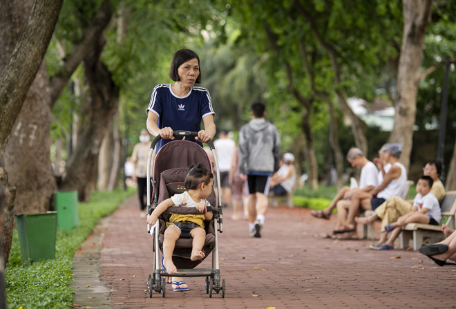 Không chỉ người lớn mà rất nhiều em nhỏ cũng không đeo khẩu trang, thoải mái&nbsp;đùa nghịch mà không có sự nhắc nhở của người thân.