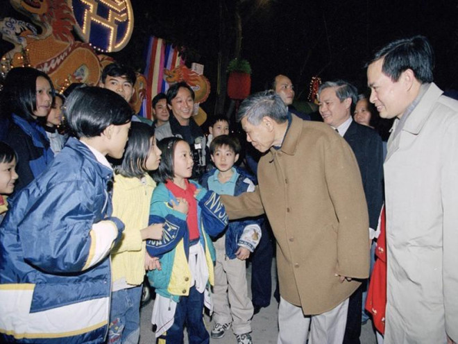 Tổng bí thư Lê Khả Phiêu chúc tết nhân dân thủ đô Hà Nội tối 4-2-2000 (29 tết). Ảnh: TTXVN