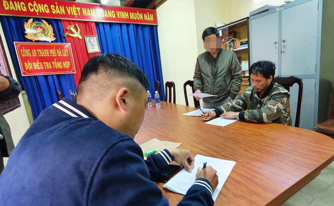 Công an TP Đà Lạt lấy lời khai đối với Trần Quốc Huy gây án do mâu thuẫn vì nợ 700 ngàn đồng.