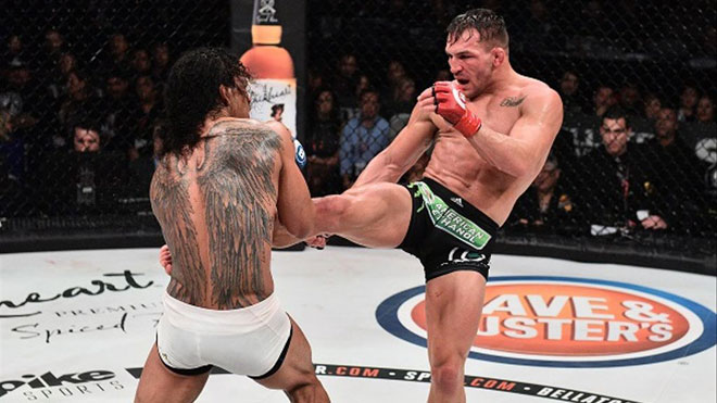 Michael Chandler hạ gục&nbsp;Benson Henderson (quần trắng)