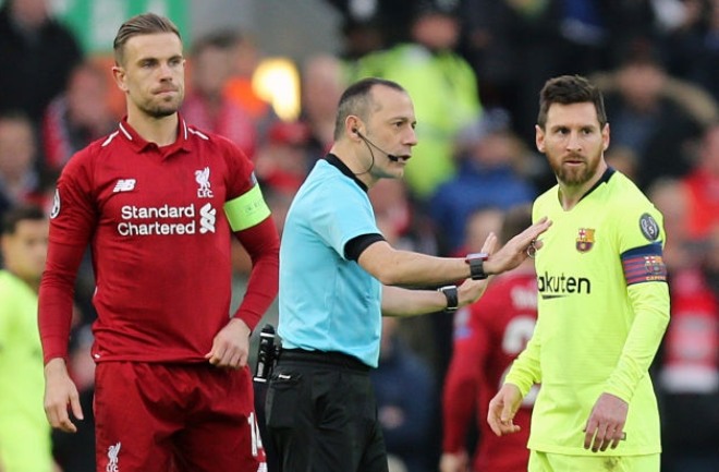 "Hung thần" của Barca -&nbsp;Cuneyt Cakir cầm còi ở trận đấu đêm nay