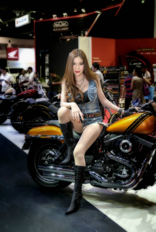 Tạo dáng bên xế khủng của Harley-Davidson.
