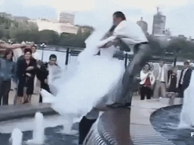 Tranh vui - Những sự cố hài hước "nhớ đời" của cô dâu chú rể trong ngày cưới