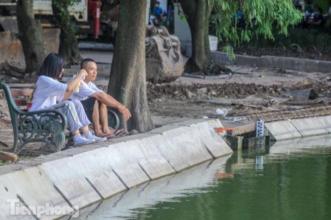 &nbsp;&nbsp;Mỗi cấu kiện dài 1m, cao 2,5m, nặng 2,5 tấn được ghép nối thành bờ kè uốn lượn qua các gốc cây cổ thụ được biết đến như là "đặc sản" của Hồ Gươm&nbsp;Đoạn bờ kè "lượn" qua gốc cây.