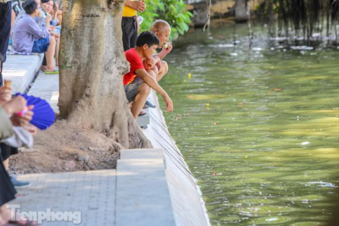 Vỉa hè, bờ kè mới khiến người dân địa phương, khách du lịch tò mò, thích thú với diện mạo mới này.