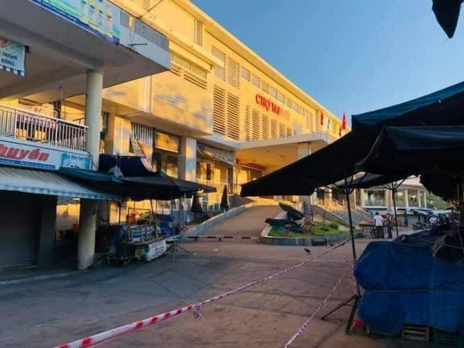 Chợ Tam Kỳ khu vực mặt đường Phan Đình Phùng bị phong tỏa, tiểu thương tạm dừng kinh doanh
