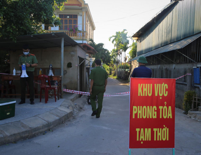 Lực lượng chức năng phong tỏa khu phố 2, phường Đông Giang (TP Đông Hà) vào chiều 9-8