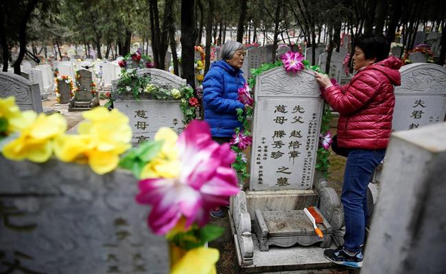 Một công ty nhỏ ở thành phố Thiên Tân, Trung Quốc hiện đang cung cấp dịch vụ tảo mộ và khóc thuê vào ngày lễ Thanh Minh.
