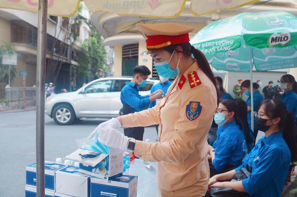 Nước và khẩu trang được các chiến sĩ cảnh sát phát cho thí sinh.